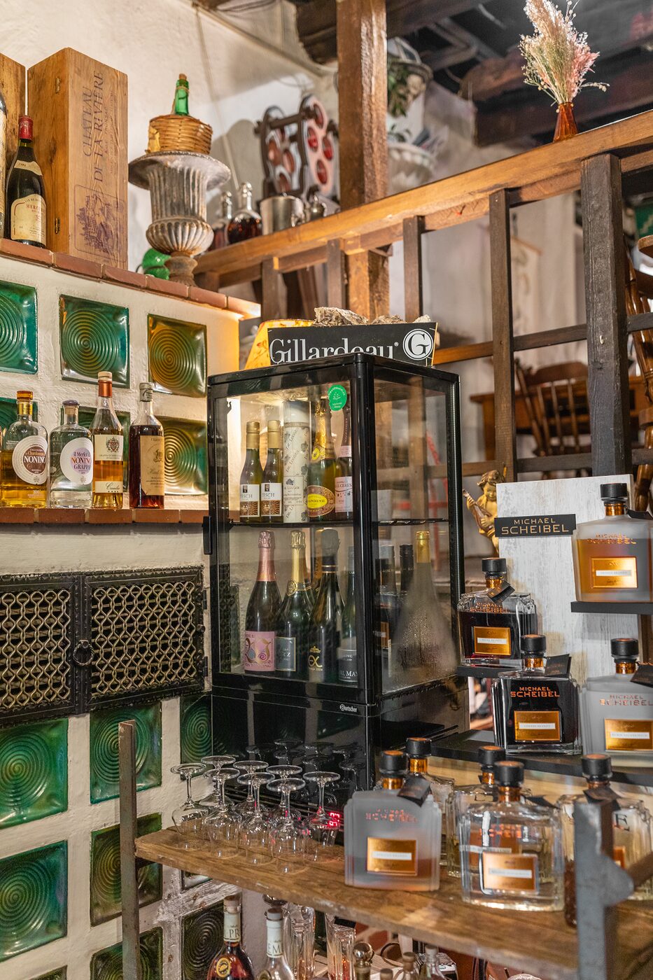 Bar mit Spirituosen im Weinhof Voosen