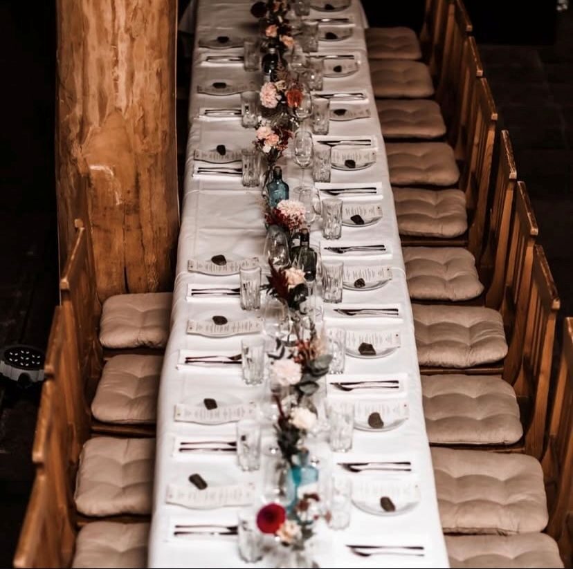 Festlich gedeckte Hochzeitstafel – Weinhof Voosen